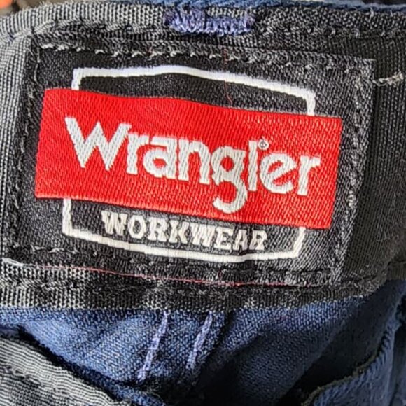 WRANGLER WORKWEAR MENS NAVY BLUE PANTS SIZE 40X32 COTTON POLYESTER BLEND - Picture 2 of 8